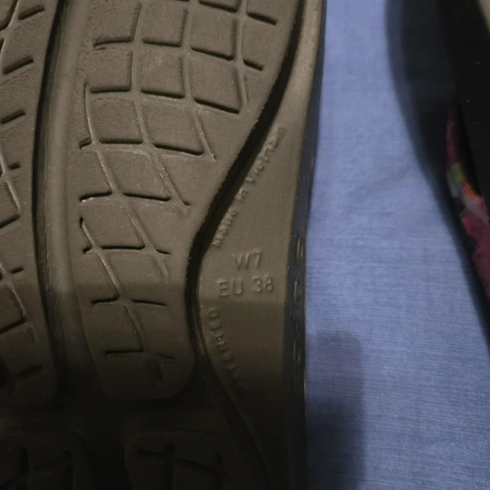 OOFOS Sandals Womens Size 7/38 Multicolor Tie Dye Flip Flop foam Comfort Summer - Picture 7 of 9